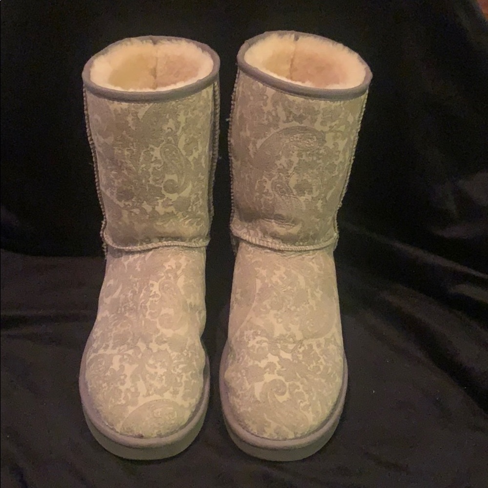 Gray pattern detailed Uggs